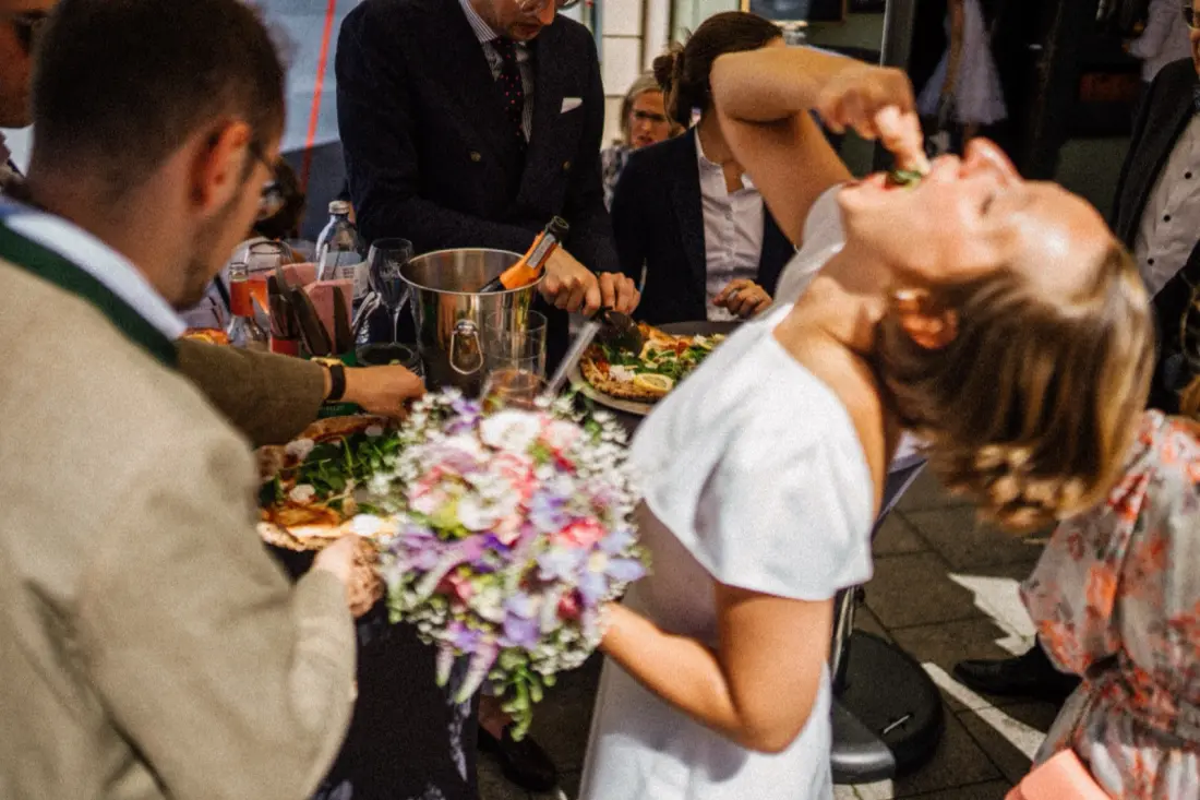 Aperitivo-Moment im Studio Napoli — Lachen, Trinken, Italianità