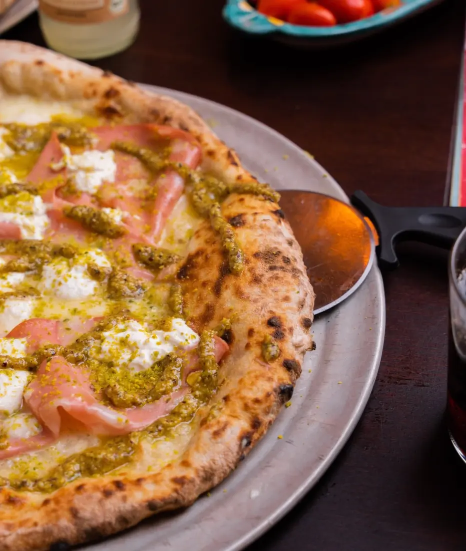 Pizza aus dem 485° Steinofen — Mortadella, Pistazienpesto, Stracciatella