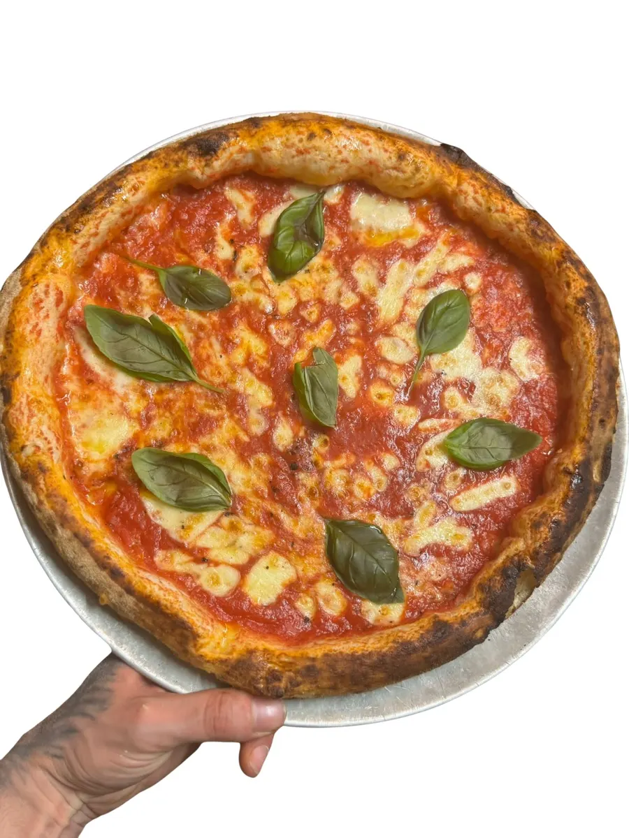 Pizza Margherita aus dem 485° Steinofen — San Marzano, Mozzarella, Basilikum